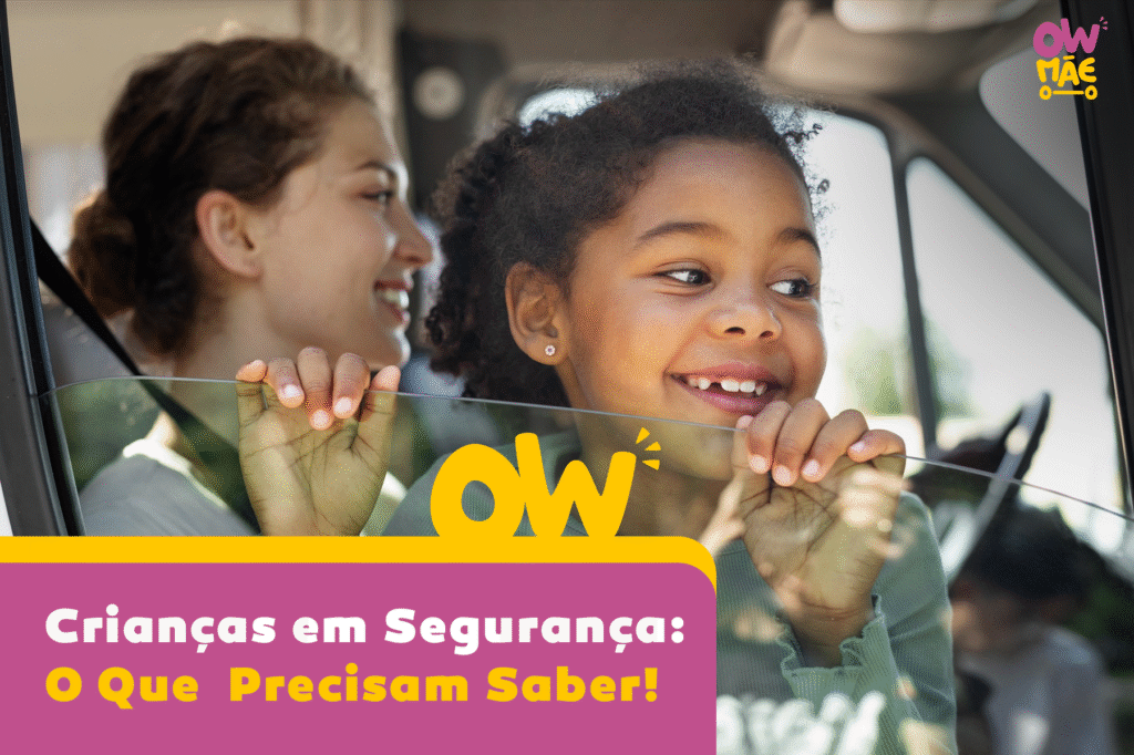 Menina sorrindo feliz no carro com uma mulher adulta ao fundo, simbolizando a segurança e a tranquilidade no transporte de crianças por um aplicativo ou serviço especializado.