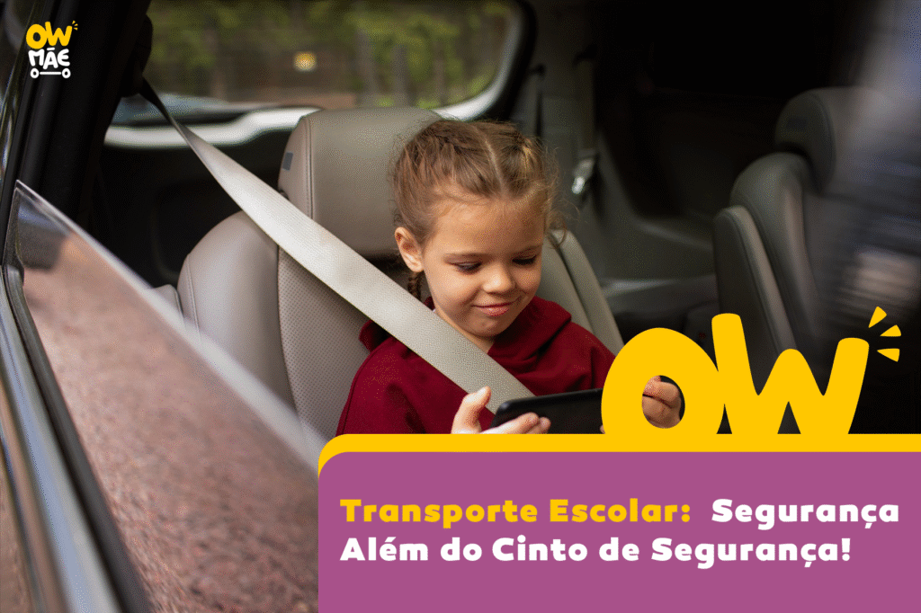 Menina com cinto de segurança no banco de trás do carro usando um celular, representando segurança e tecnologia no transporte escolar e infantil.